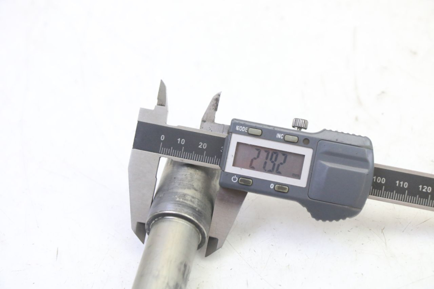 photo de EJE RUEDA DELANTERO YAMAHA TDM ABS 900 (2002 - 2014) - Primer plano técnico