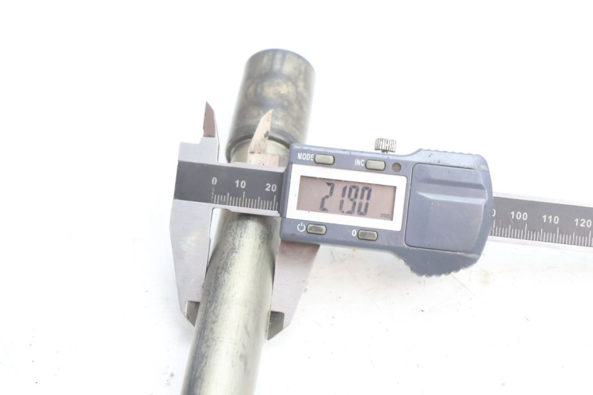 photo de EJE RUEDA DELANTERO YAMAHA TDM ABS 900 (2002 - 2014) - Primer plano técnico