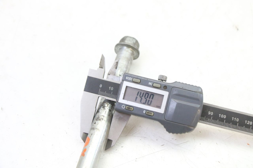 photo de EJE RUEDA DELANTERO YAMAHA TDR DELTABOX 125 (1997 - 2003) - Primer plano técnico