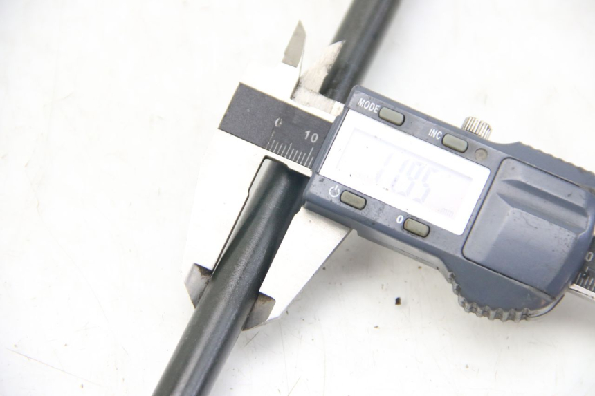 photo de EJE DE LA RUEDA DELANTERA PEUGEOT TWEET 4T 50 (2010 - 2014) - Primer plano técnico