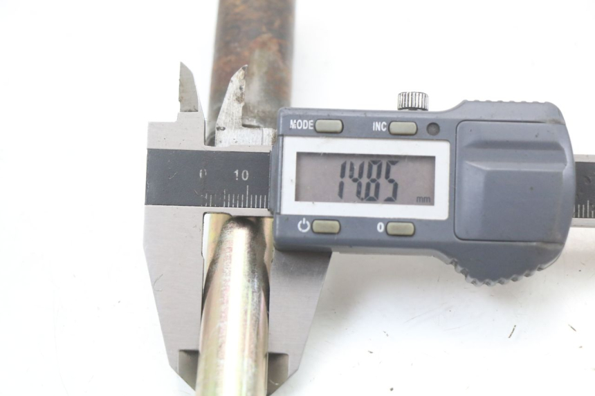 photo de EJE DE LA RUEDA DELANTERA KEEWAY TX 50 (2008 - 2015) - Otra perspectiva