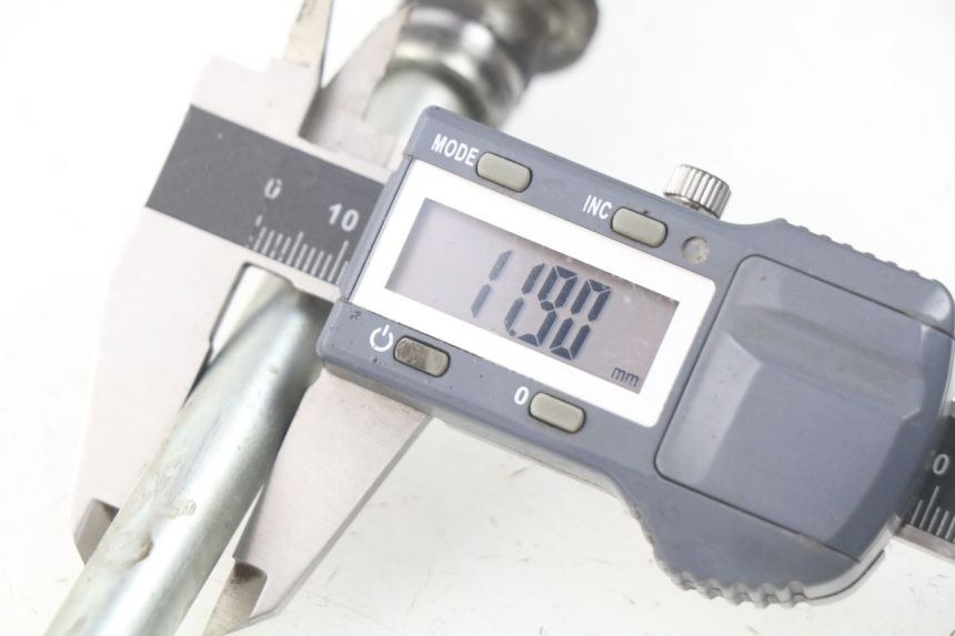 photo de EJE RUEDA DELANTERO SUZUKI UC EPICURO 125 (1999 - 2003) - Otra perspectiva