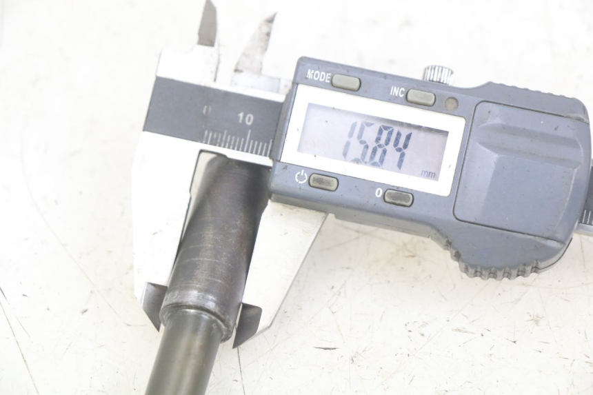 photo de EJE DE LA RUEDA DELANTERA MOTRAC URBAN 4T 50 (2016 - 2024) - Detalle de la pieza