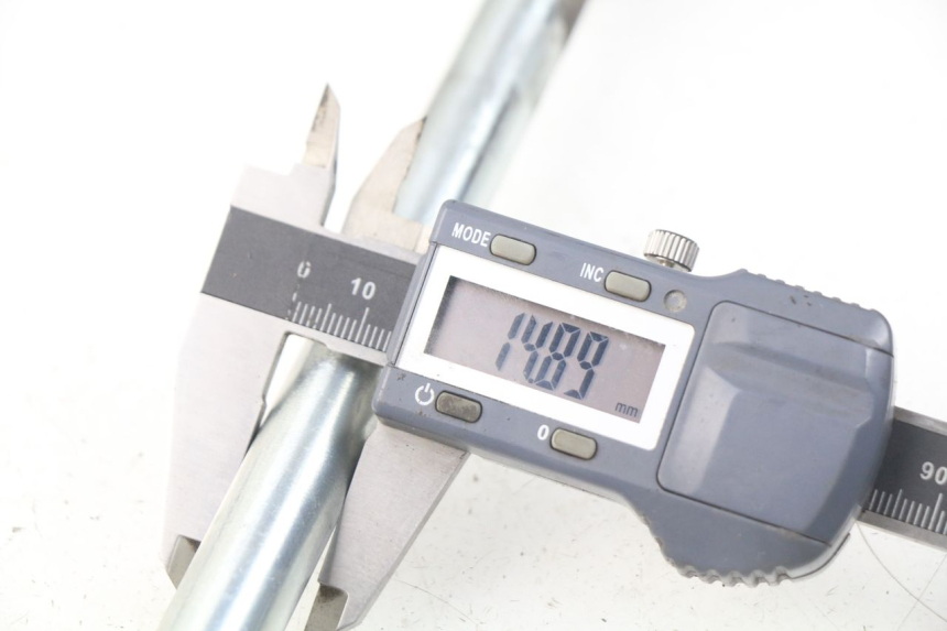 photo de EJE RUEDA DELANTERO PEUGEOT VIVACITY NEW 4T 50 (2008 - 2017) - Otra perspectiva