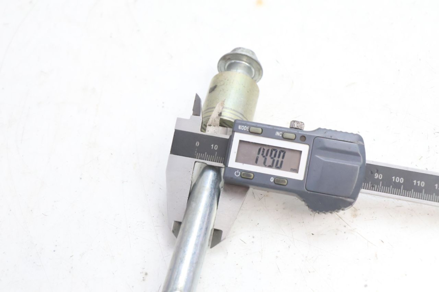 photo de EJE RUEDA DELANTERO DAELIM VJ ROADWIN 125 (2004 - 2007) - Primer plano técnico