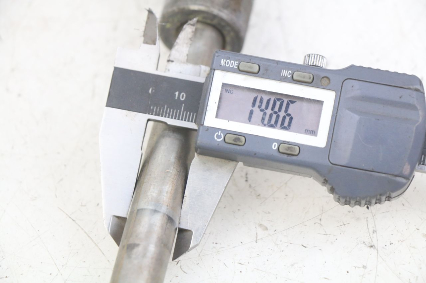 photo de EJE DE LA RUEDA DELANTERA DAELIM VL DAYSTAR 125 (2000 - 2011) - Detalle de la pieza