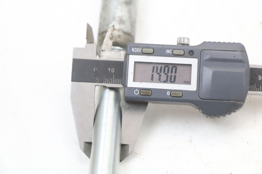 photo de EJE RUEDA DELANTERO SUZUKI VL INTRUDER 125 (2004 - 2007) - Primer plano técnico