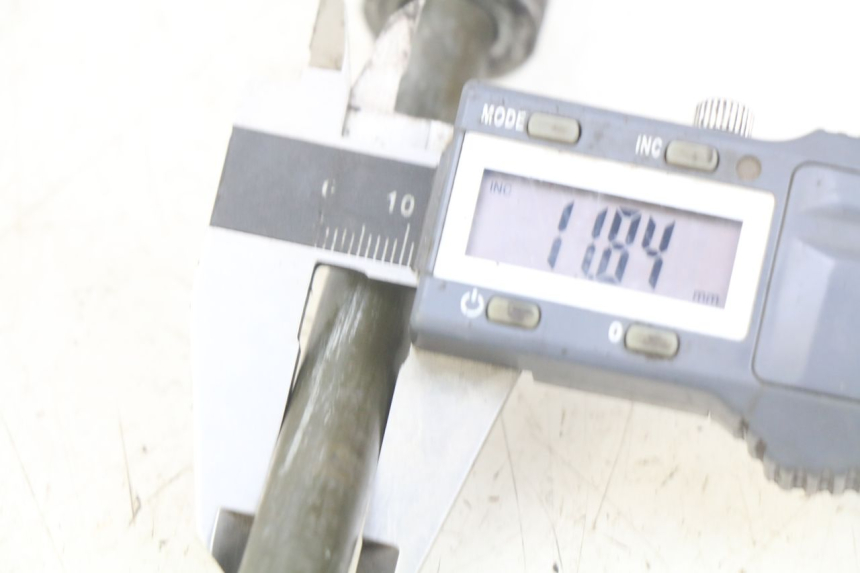 photo de EJE DE LA RUEDA DELANTERA SYM WOLF SB 125 (2011 - 2018) - Zoom estado de uso