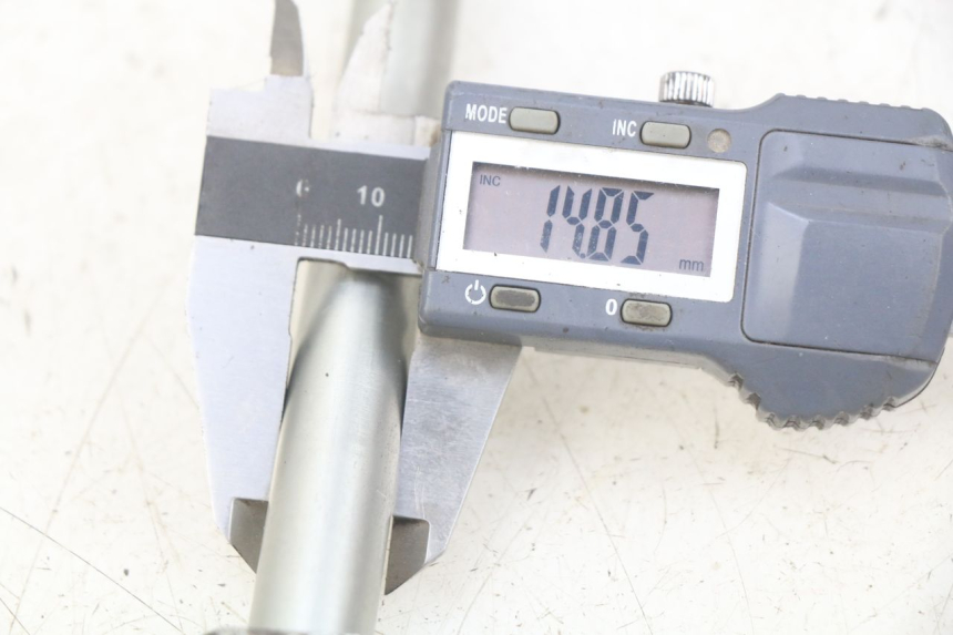 photo de EJE DE LA RUEDA DELANTERA YAMAHA X-CITY XCITY 125 (2007 - 2013) - Zoom estado de uso