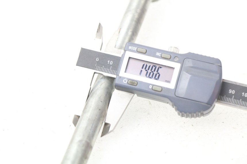 photo de EJE RUEDA DELANTERO YAMAHA XMAX X-MAX 125 (2006 - 2009) - Otra perspectiva