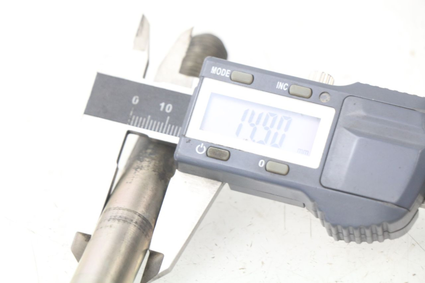 photo de EJE DE LA RUEDA DELANTERA YAMAHA X-MAX XMAX 125 (2010 - 2013) - Primer plano técnico