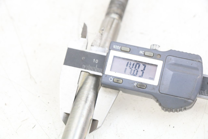 photo de EJE DE LA RUEDA DELANTERA YAMAHA X-MAX XMAX 125 (2010 - 2013) - Primer plano técnico