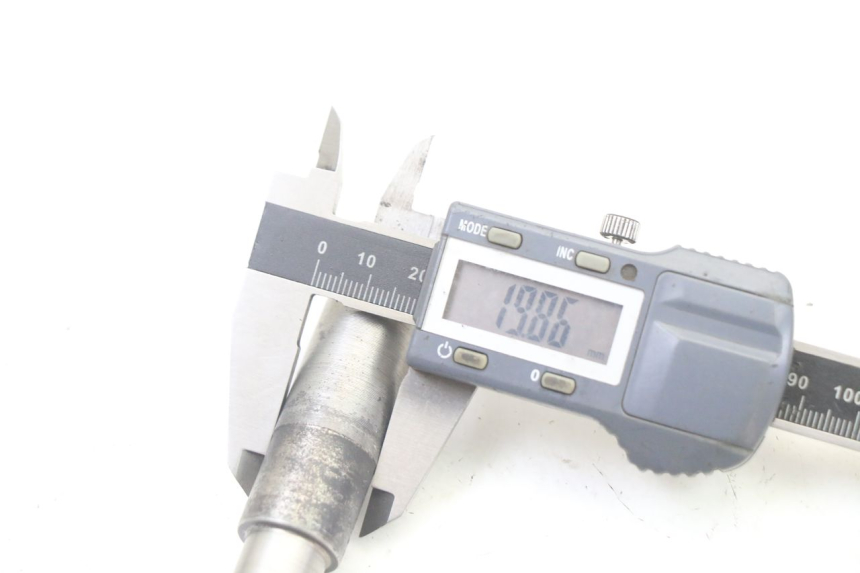 photo de EJE DE LA RUEDA DELANTERA YAMAHA X-MAX XMAX 125 (2010 - 2013) - Primer plano técnico