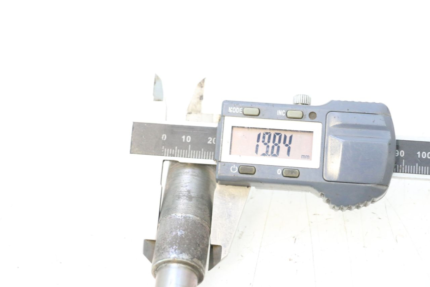 photo de EJE DE LA RUEDA DELANTERA YAMAHA X-MAX XMAX 125 (2010 - 2013) - Primer plano técnico