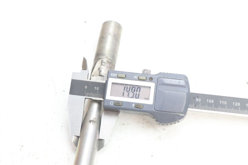 photo de EJE DE LA RUEDA DELANTERA YAMAHA X-MAX XMAX 125 (2010 - 2013) - Primer plano técnico