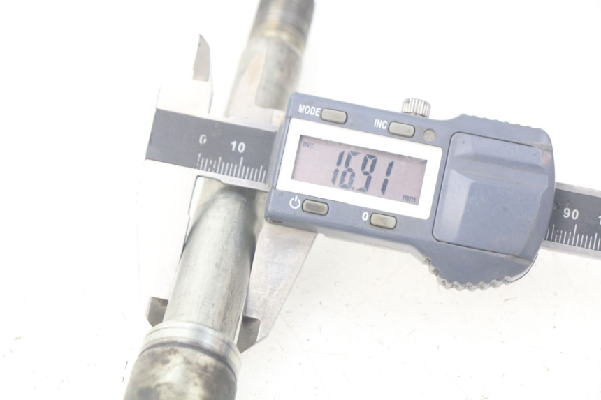 photo de EJE DE LA RUEDA DELANTERA SUZUKI XF FREEWIND 650 (1997 - 2003) - Otra perspectiva