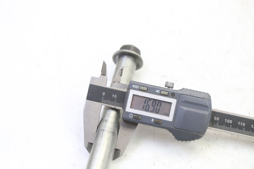 photo de EJE RUEDA DELANTERO YAMAHA XJ6 ABS 600 (2008 - 2016) - Primer plano técnico