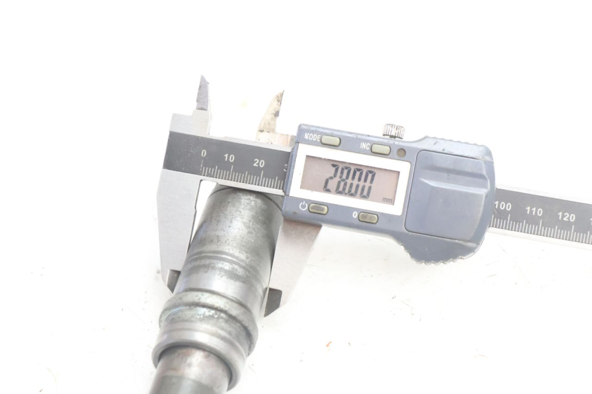 photo de EJE RUEDA DELANTERO YAMAHA XJR 1300 (1998 - 2002) - Primer plano técnico