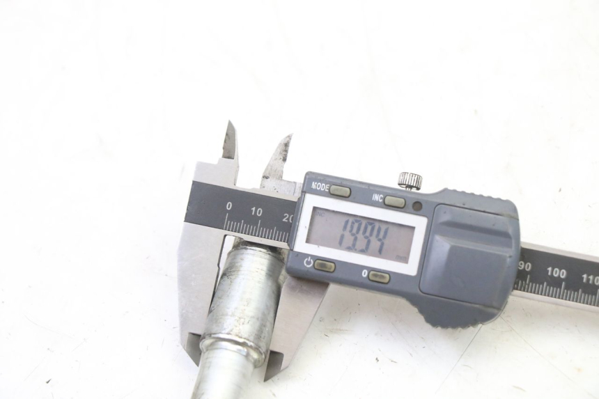 photo de EJE RUEDA DELANTERO HONDA XLV VARADERO 125 (2000 - 2006) - Primer plano técnico