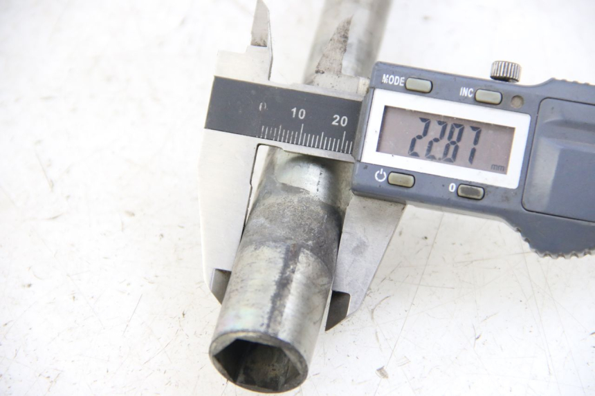 photo de EJE RUEDA DELANTERO YAMAHA XP T-MAX TMAX 500 (2004 - 2007) - Otra perspectiva