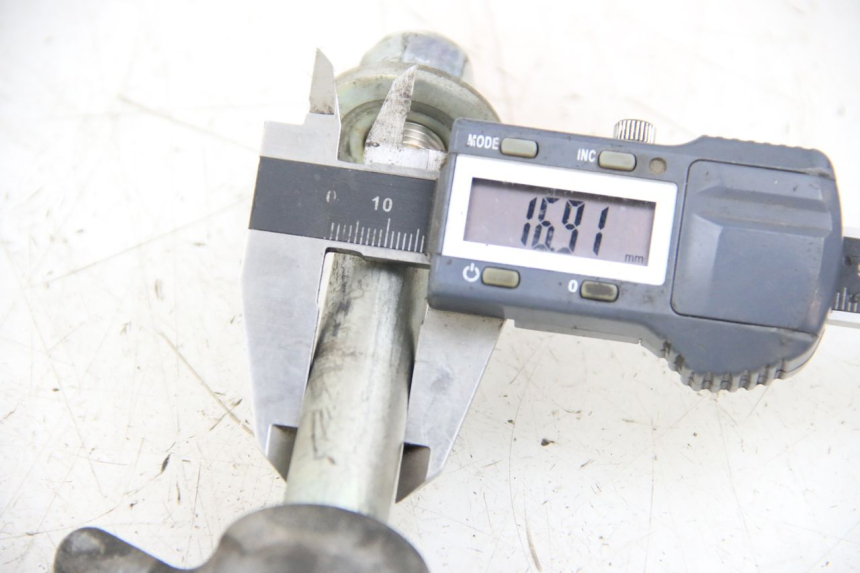 photo de EJE RUEDA DELANTERO YAMAHA XP T-MAX TMAX 500 (2004 - 2007) - Primer plano técnico