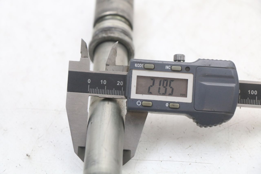 photo de EJE DE LA RUEDA DELANTERA YAMAHA FJR ABS 1300 (2006 - 2012) - Primer plano técnico