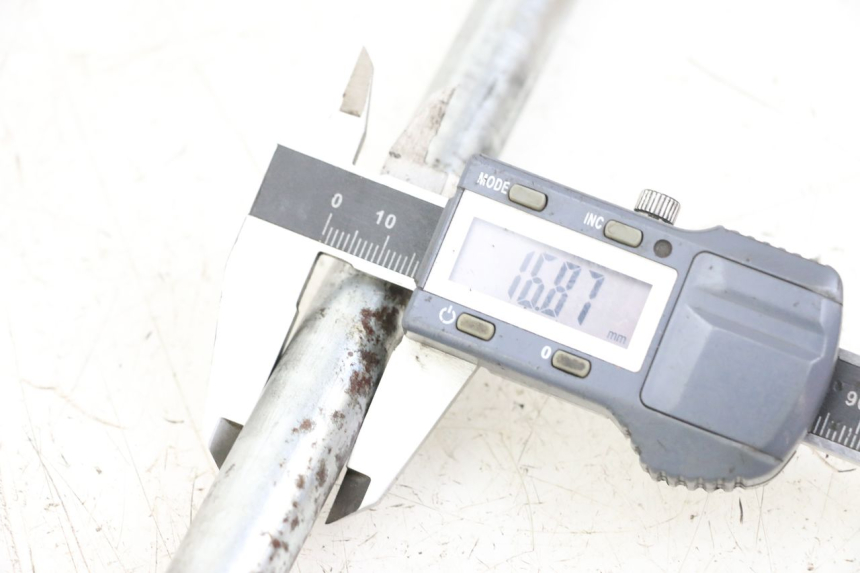 photo de EJE RUEDA DELANTERO YAMAHA XVS DRAG STAR DRAGSTAR 650 (1997 - 2007) - Primer plano técnico