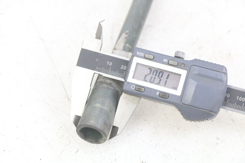 photo de EJE DE LA RUEDA DELANTERA YAMAHA YP MAJESTY 400 (2004 - 2008) - Detalle de la pieza