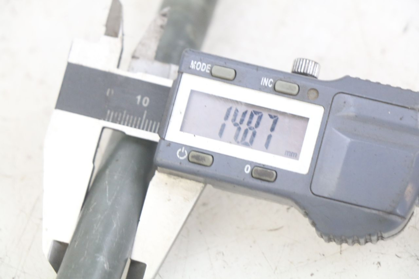 photo de EJE DE LA RUEDA DELANTERA YAMAHA YP MAJESTY 400 (2004 - 2008) - Zoom estado de uso