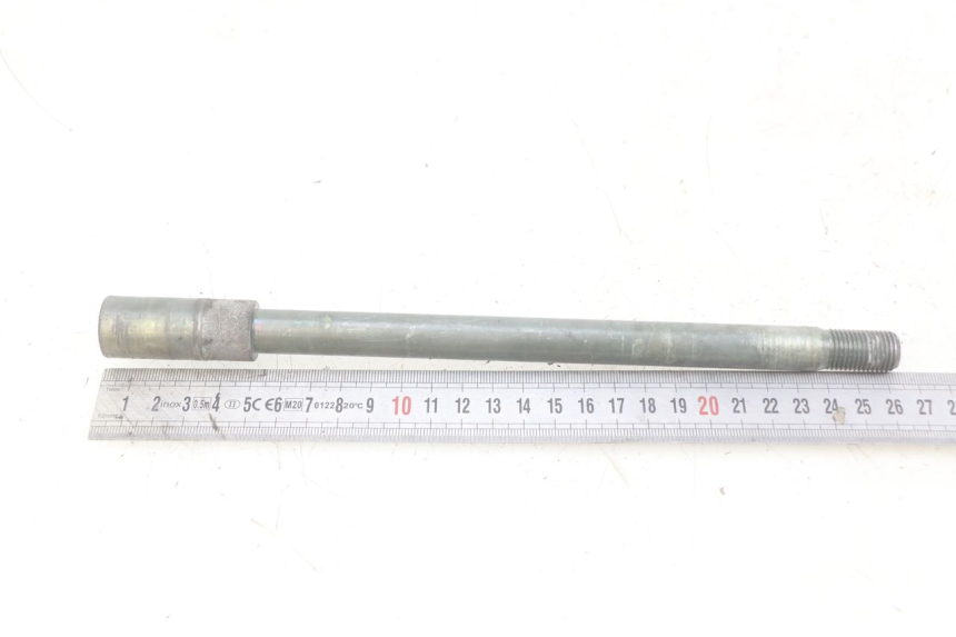 photo de EJE DE LA RUEDA DELANTERA YAMAHA YP MAJESTY 400 (2004 - 2008) - Primer plano técnico