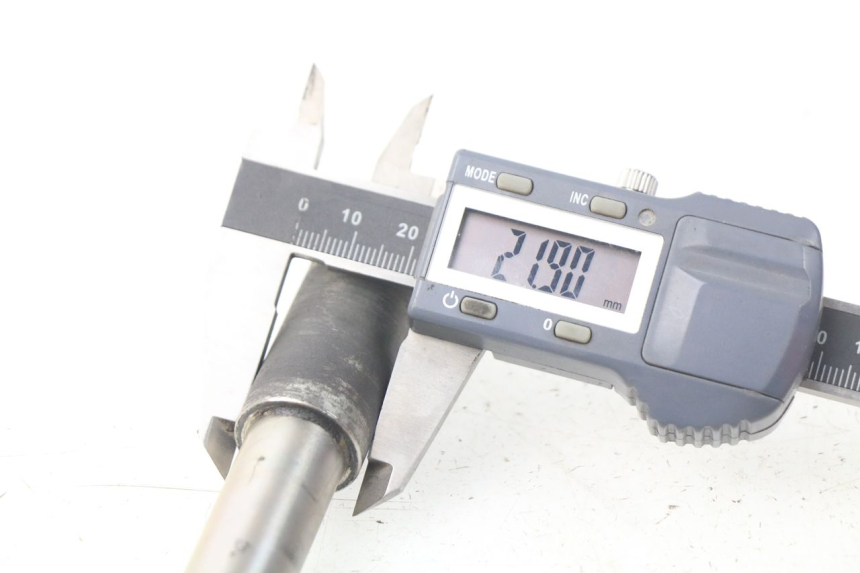 photo de EJE RUEDA DELANTERO YAMAHA YP X-MAX XMAX 400 (2014 - 2017) - Otra perspectiva