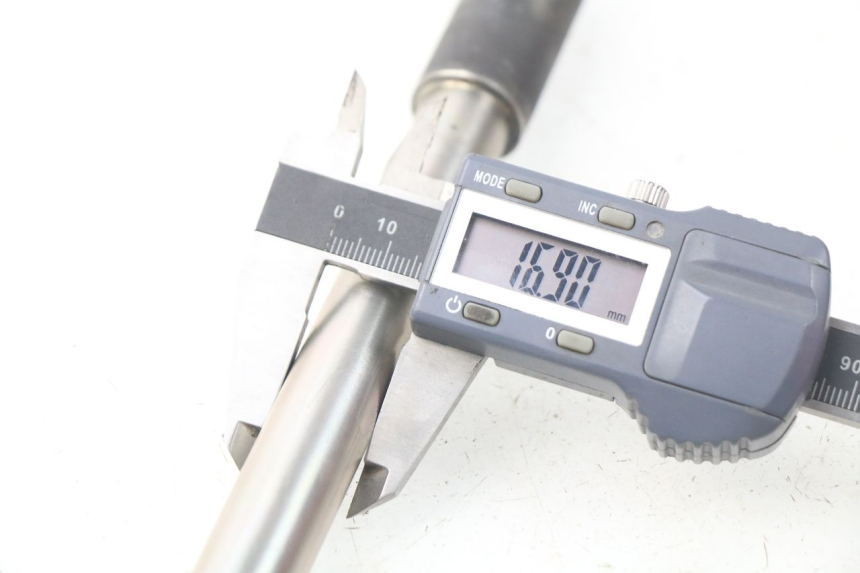 photo de EJE RUEDA DELANTERO YAMAHA YP X-MAX XMAX 400 (2014 - 2017) - Primer plano técnico