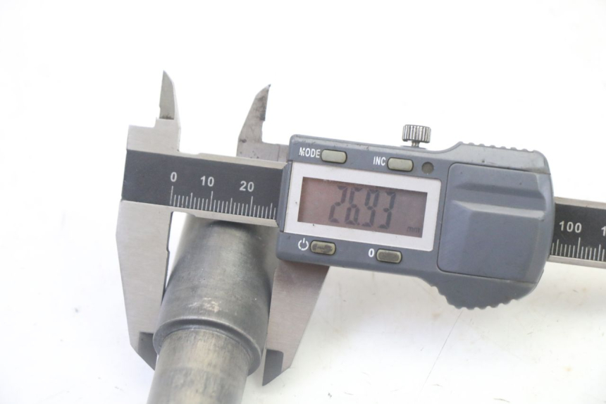 photo de EJE RUEDA DELANTERO YAMAHA YZ-F YZF 250 (2014 - 2018) - Primer plano técnico