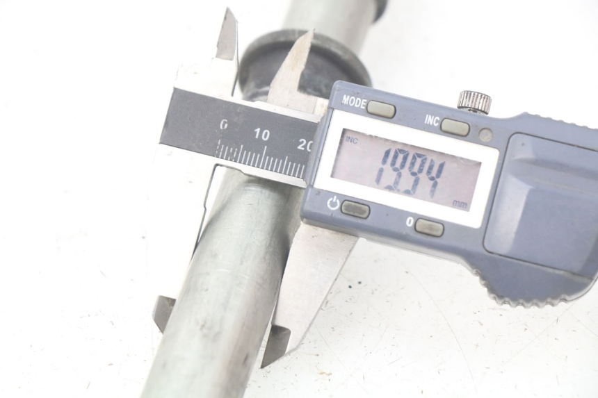 photo de EJE DE LA RUEDA DELANTERA KAWASAKI Z S 750 (2003 - 2006) - Otra perspectiva