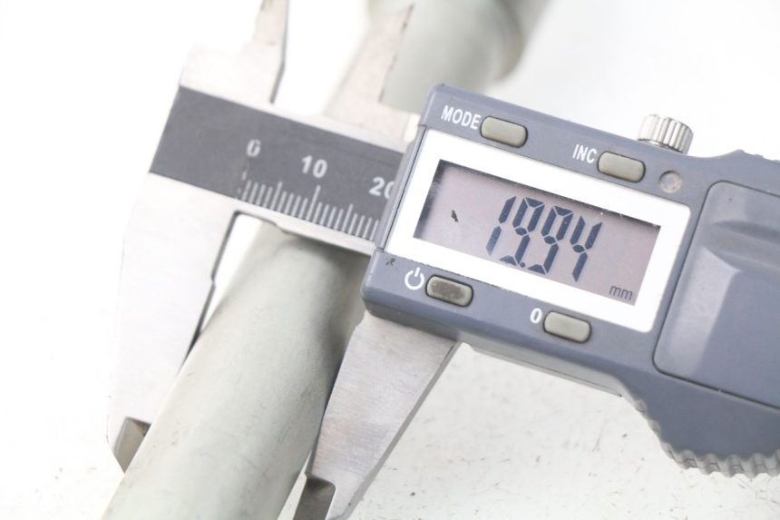 photo de EJE RUEDA DELANTERO KAWASAKI Z Z900 900 (2017 - 2019) - Primer plano técnico