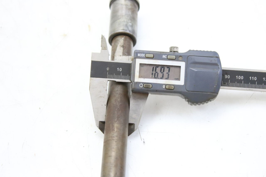 photo de EJE DE LA RUEDA DELANTERA KAWASAKI ZEPHYR 1100 ( - 1995) - Primer plano técnico