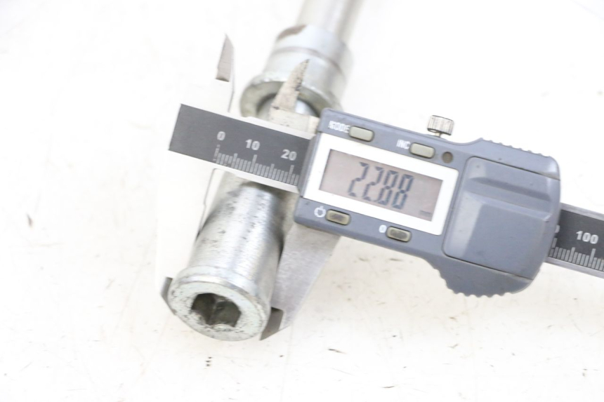 photo de EJE RUEDA DELANTERO KAWASAKI ZR 7 750 (1999 - 2004) - Primer plano técnico