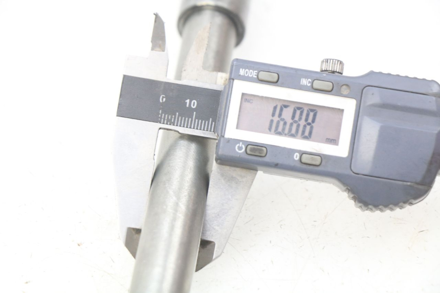 photo de EJE DE LA RUEDA DELANTERA KAWASAKI ZR7 ZR-7 S 750 (1999 - 2004) - Detalle de la pieza