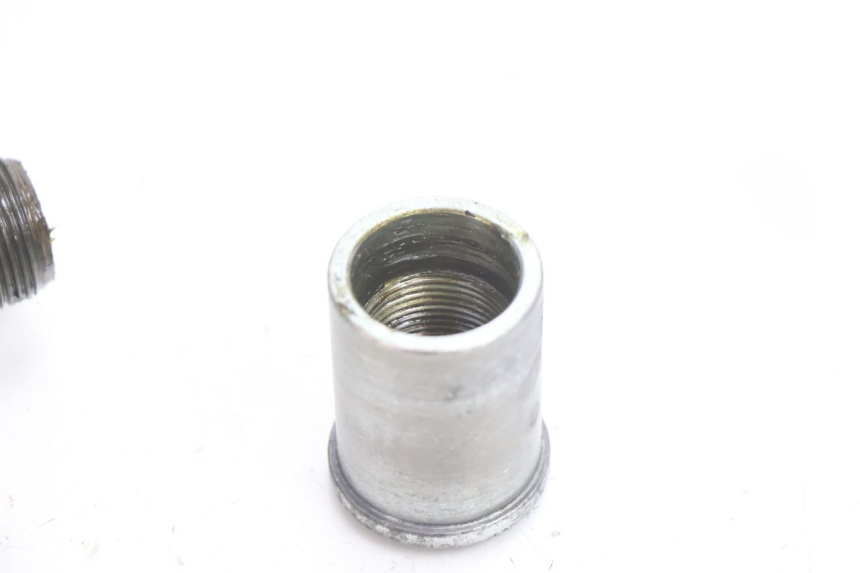 photo de EJE RUEDA DELANTERO KAWASAKI ZX-6R ZX6R 600 (2000 - 2002) - Primer plano técnico