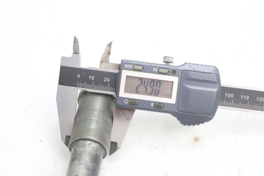 photo de EJE DE LA RUEDA DELANTERA KAWASAKI ZX-6R ZX6R 600 (1995 - 1997) - Primer plano técnico