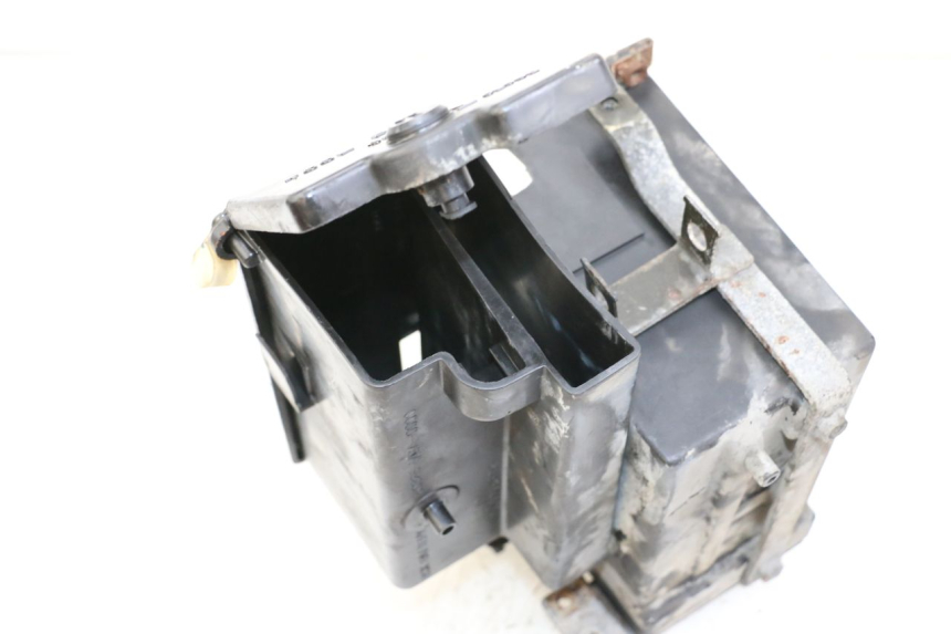 photo de CAJA BATERIA HONDA VT C2 SHADOW 750 (1997 - 2001) - Primer plano técnico