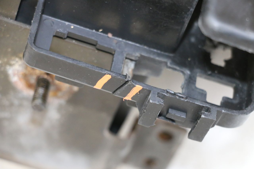 photo de CAJA BATERIA HONDA VT C2 SHADOW 750 (1997 - 2001) - Estado de la superficie y material