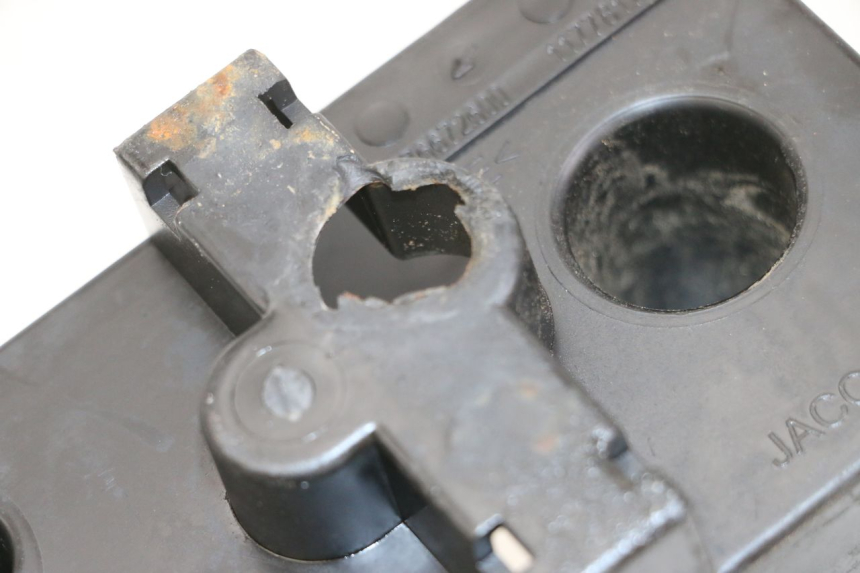 photo de BANDEJA DE BATERíA PEUGEOT LUDIX 50 (2005 - 2007) - Primer plano técnico