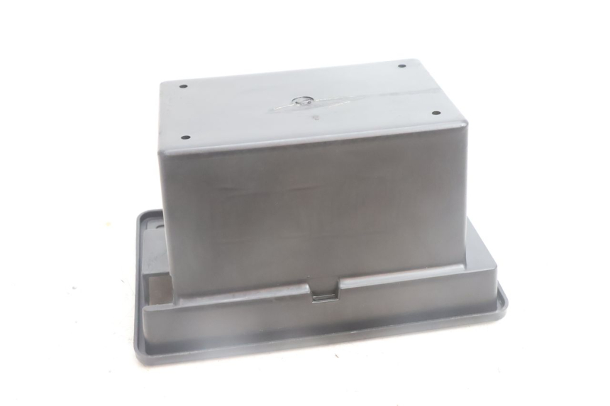 photo de CAJA BATERIA JM MOTORS SANTANA EVO 50 (2024 - 2026) - Primer plano técnico