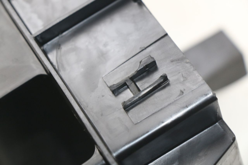 photo de BANDEJA DE BATERíA PEUGEOT SATELIS 125 (2006 - 2009) - Detalle de la pieza