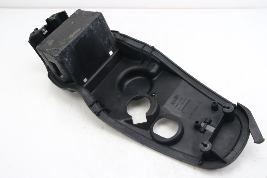 photo de BANDEJA DE BATERíA APRILIA SCARABEO 4T 50 (2009 - 2017) - Zoom sobre los componentes