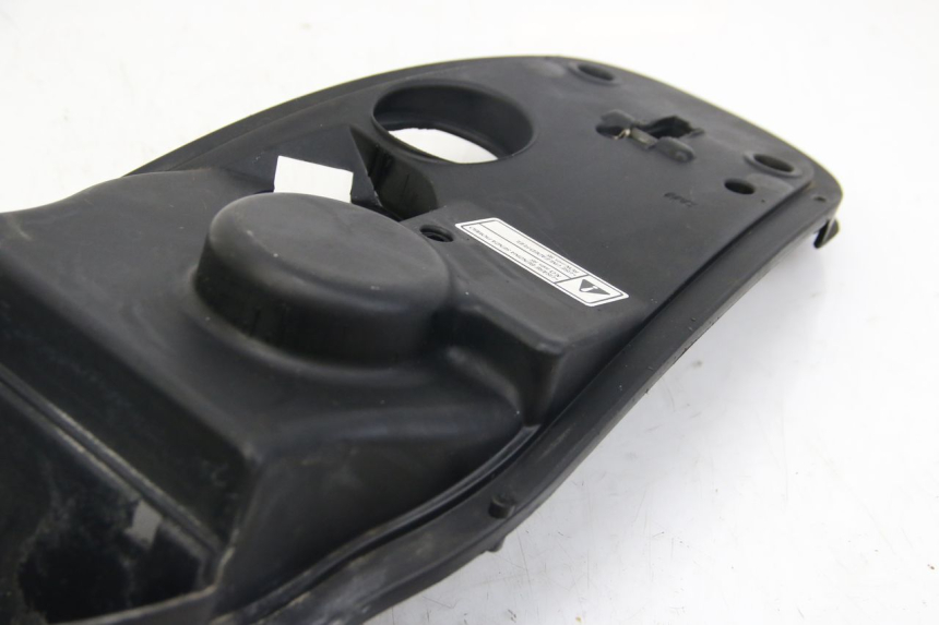 photo de BANDEJA DE BATERíA APRILIA SCARABEO 4T 50 (2009 - 2017) - Detalles de los puntos de fijación