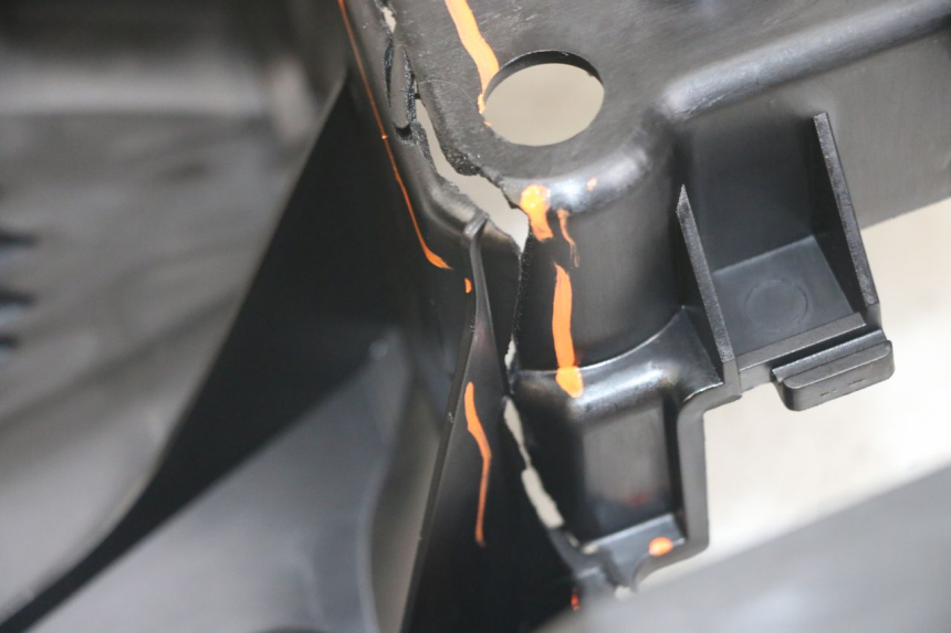 photo de BANDEJA DE BATERíA YAMAHA XMAX X-MAX ABS 125 (2017 - 2020) - Otra perspectiva