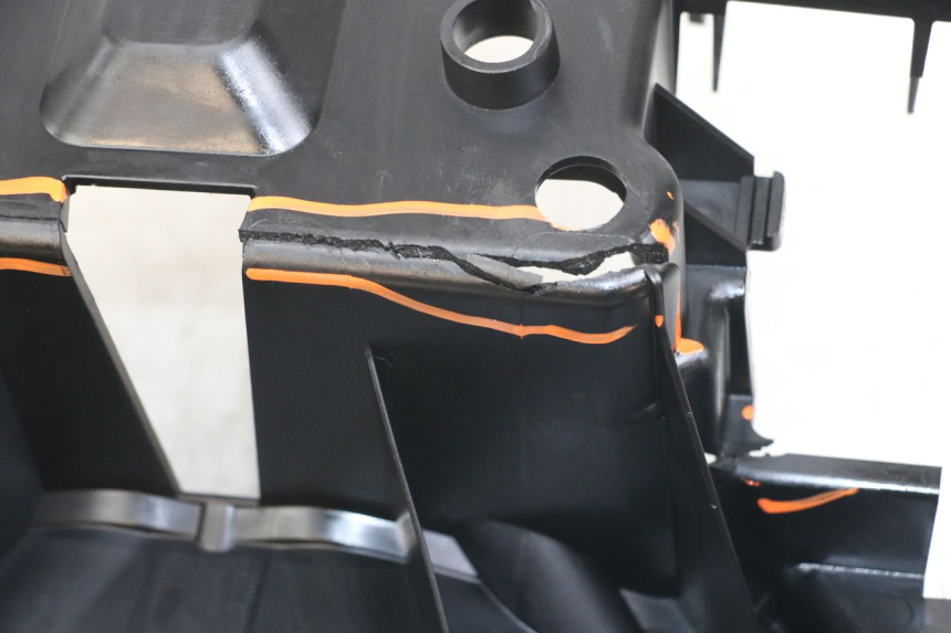 photo de BANDEJA DE BATERíA YAMAHA XMAX X-MAX ABS 125 (2017 - 2020) - Primer plano técnico