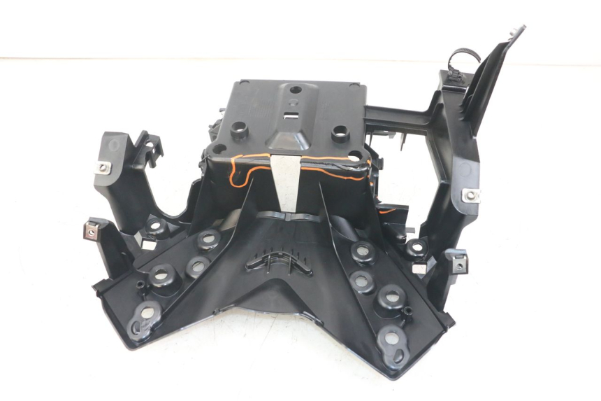 photo de BANDEJA DE BATERíA YAMAHA XMAX X-MAX ABS 125 (2017 - 2020) - Detalles de los puntos de fijación